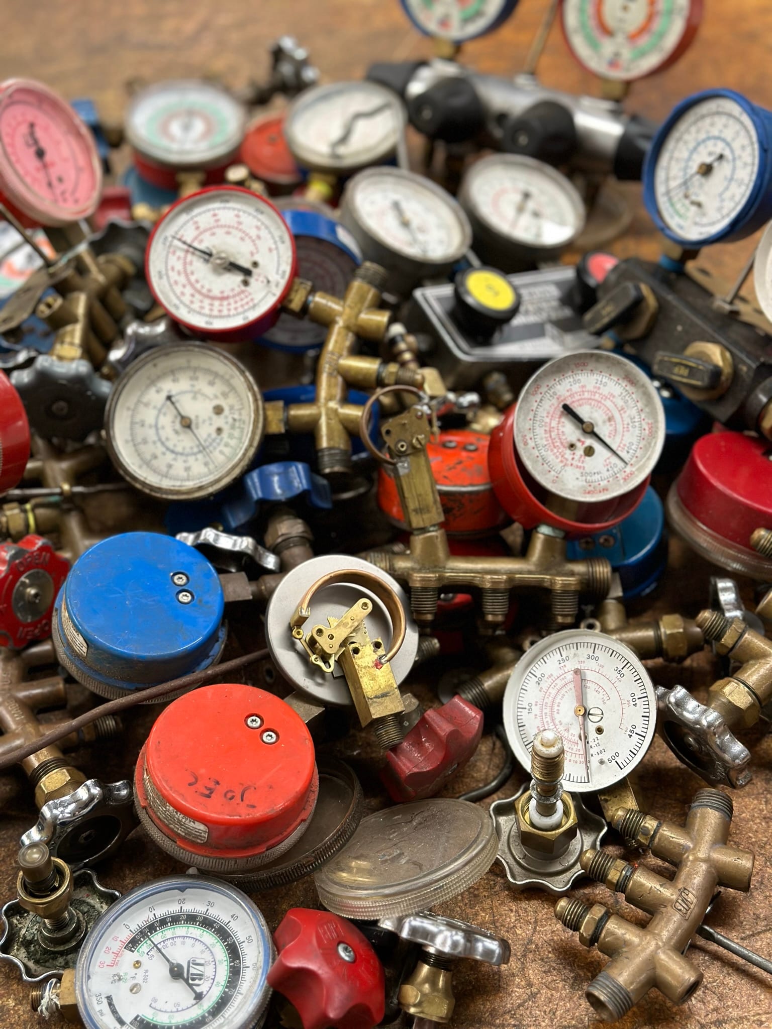 Gauge manifolds and service hoses laid out for instruction